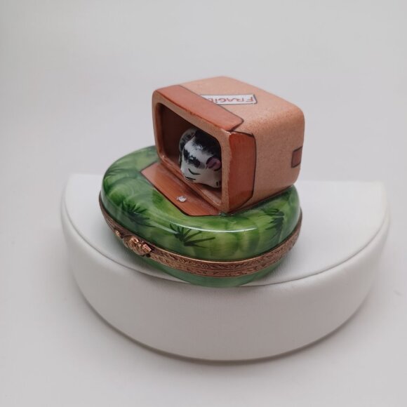 Limoges France Porcelain Cat in Box On Green Grass Trinket Box Peint Main - Picture 6 of 14